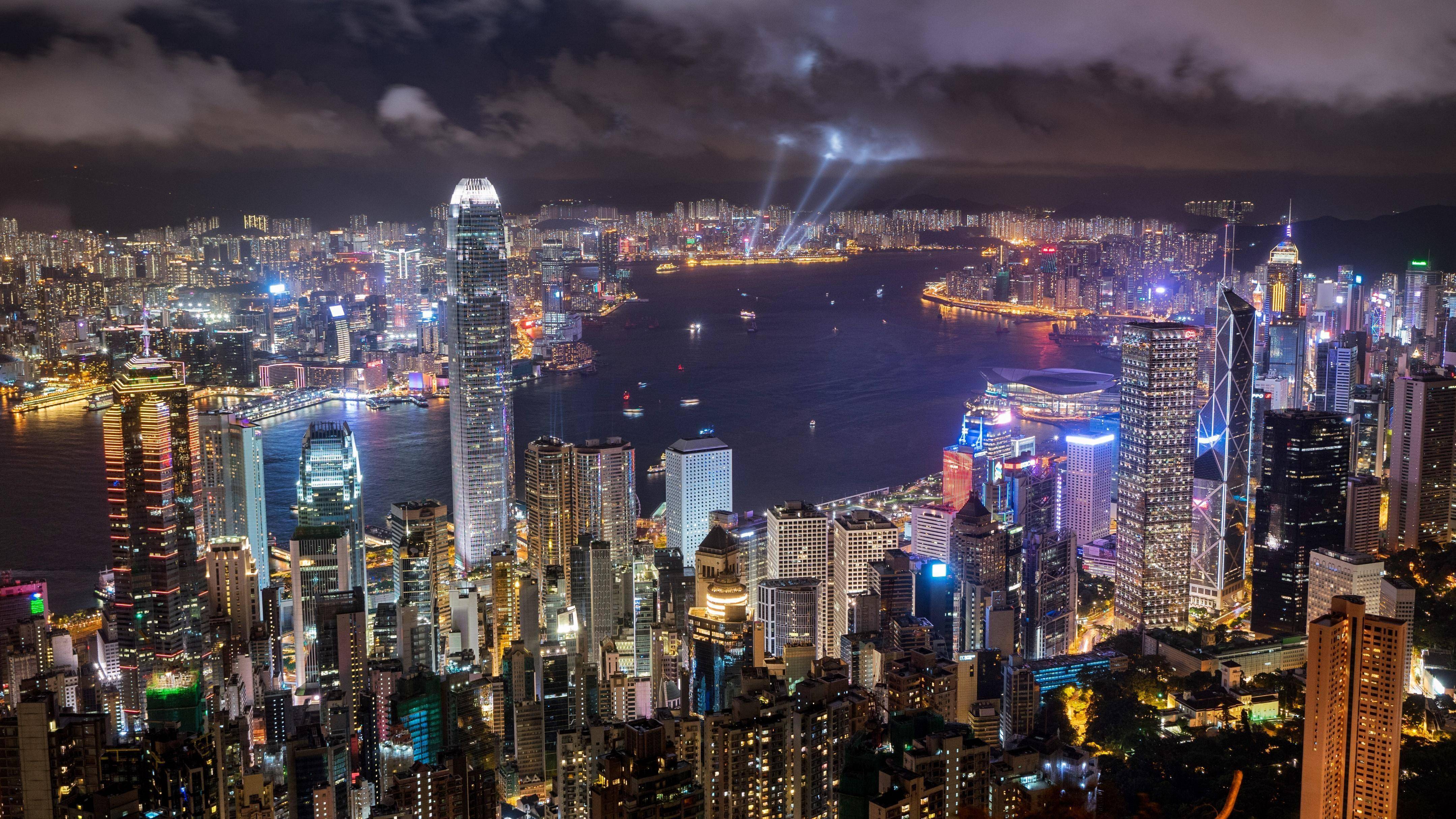 香港与上海,两颗璀璨的明珠,谁的夜景更漂亮