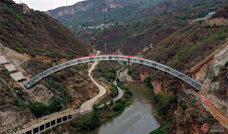 全国在建首座上承式钢管混凝土倒虹吸拱桥顺利合龙