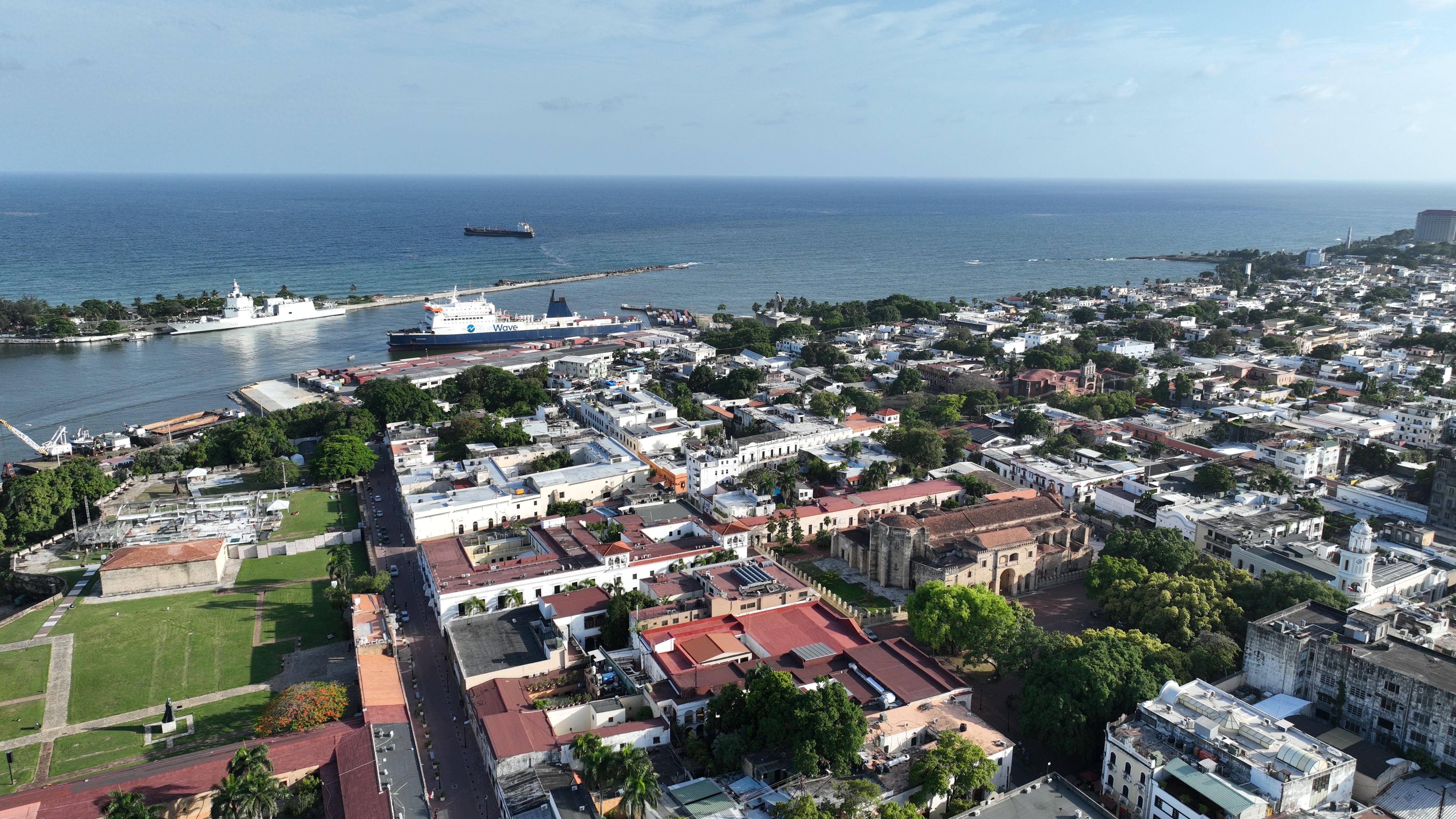 这是5月21日在多米尼加首都圣多明各拍摄的城区一景(无人机照片)