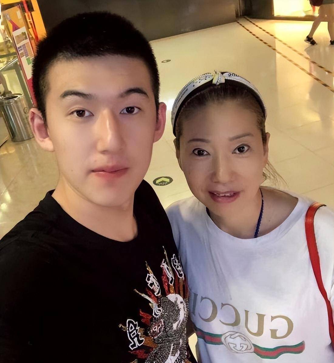 女篮名将展淑萍:丧夫后嫁未婚男,她为再婚丈夫的父爱感动落泪