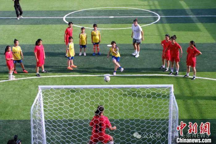 图为在广西柳州市融水苗族自治县融水镇中心小学,热爱足球的乡村孩子