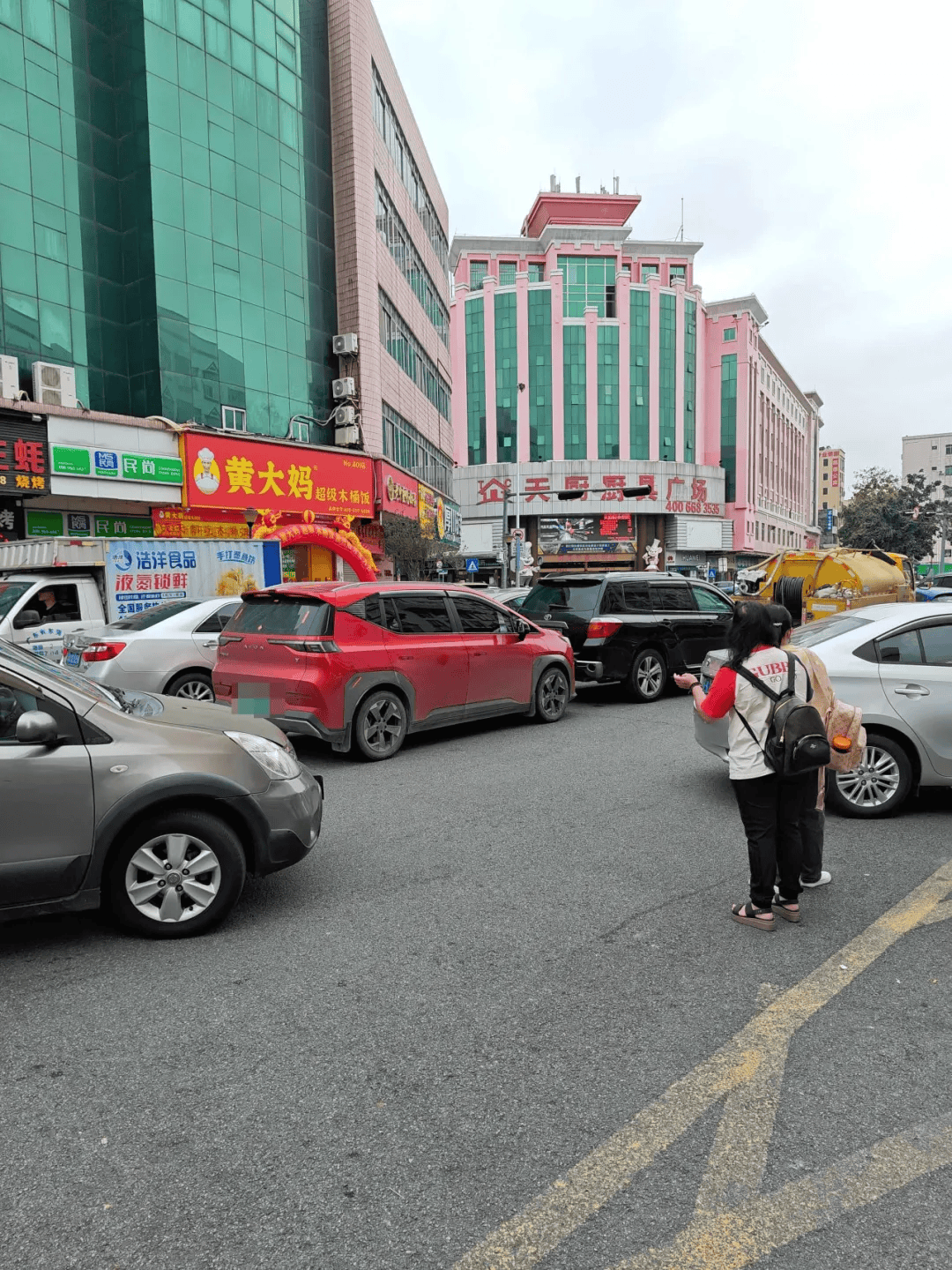 东莞多地狠治违停!_反馈_车辆_举报人