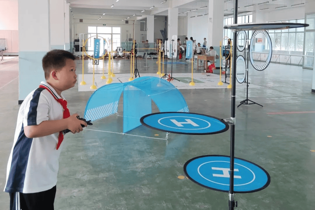 奎屯市举办第24届青少年航空模型比赛