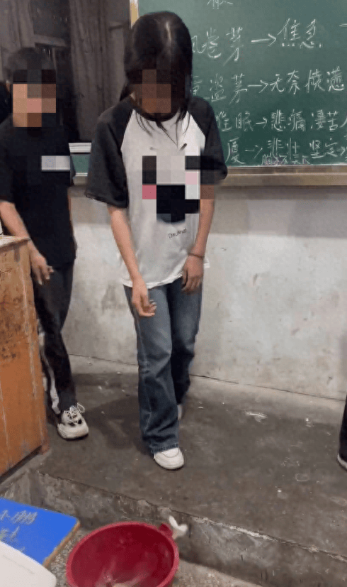 初中生带手机去学校,被老师要求扔进水桶?当地教体局回应