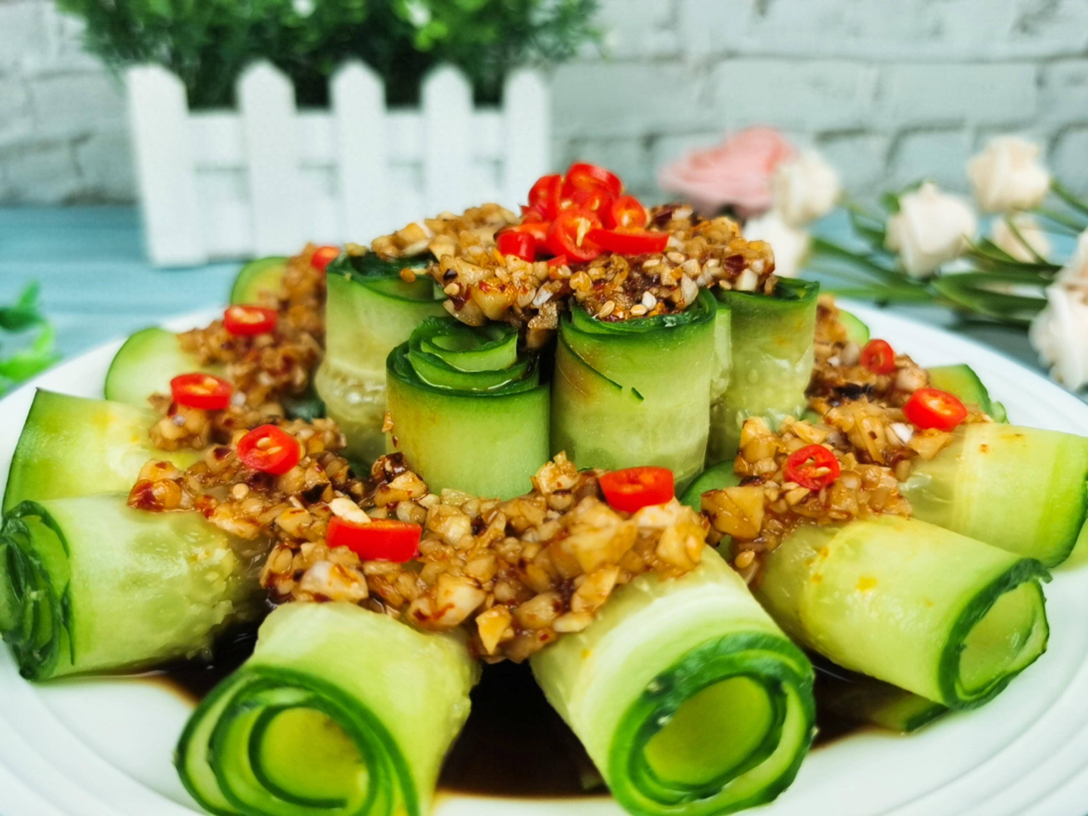 凉拌黄花菜的做法，酸辣爽脆，我家三口人每顿都要吃！