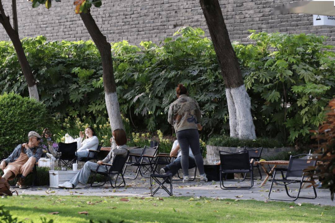 西安城墙拍了拍你，想看看你镜头下的城墙夏日-西安城墙朋友圈配文