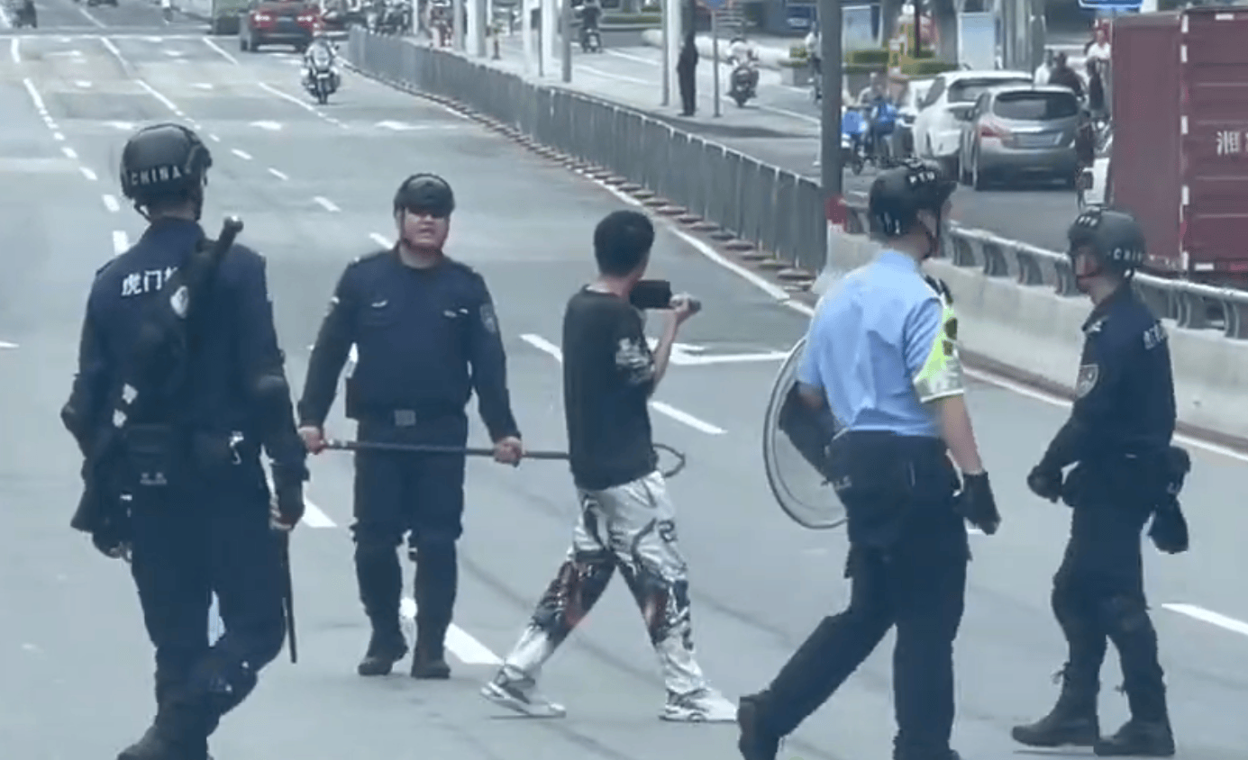东莞警方通报男子涉嫌持菜刀抢劫：抓捕过程持刀对质，已成功制服_综合_虎门_其他