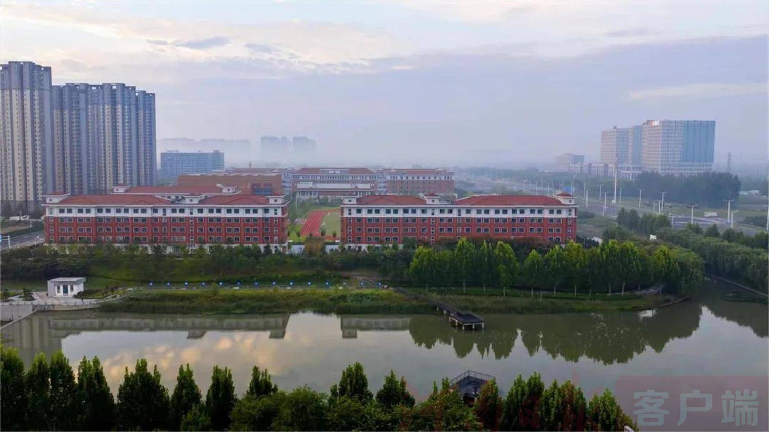 5月22日,郑州航空港经济综合实验区外国语高级中学校园