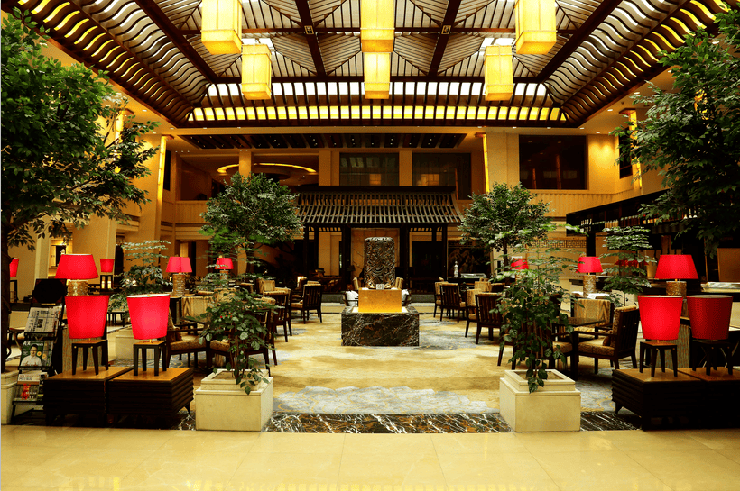 酒店,主体建筑由7个塔形建筑组成,整体布局造型及装饰具有浓郁的中国