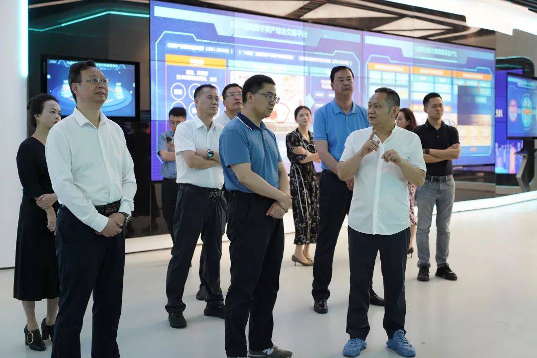 青海省政府副秘书长邱纪春一行莅临猪八戒网考察调研