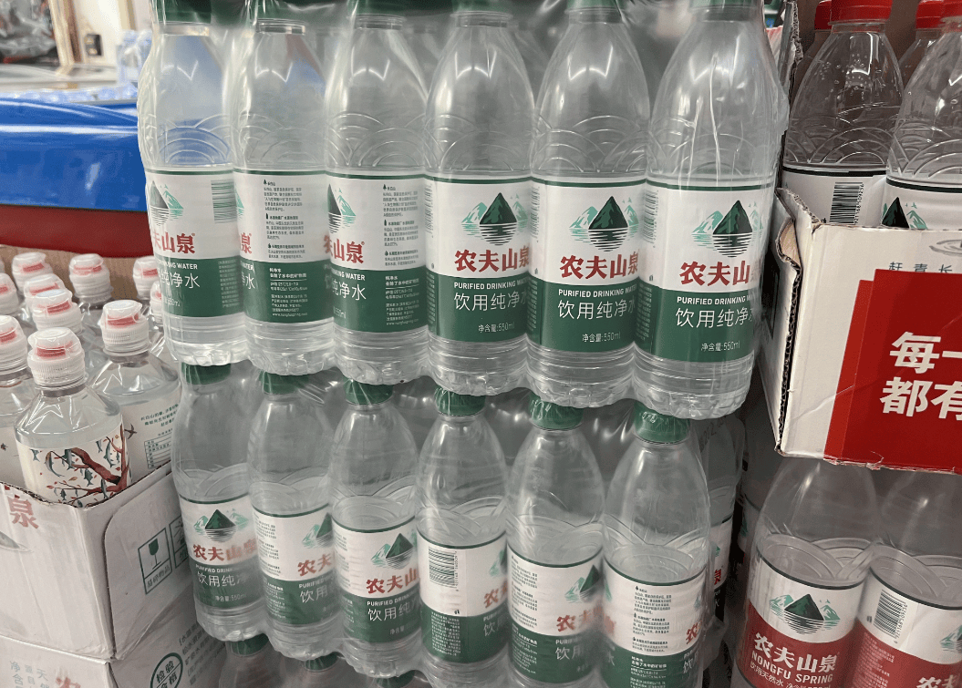 农夫山泉纯净水来自千岛湖水下深层,丹江口水下深层,四川峨眉山等在内