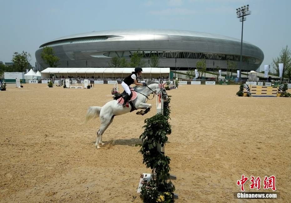 当日,国际马联csi1*2024马术场地障碍城市系列菁英赛(成都站)在四川省