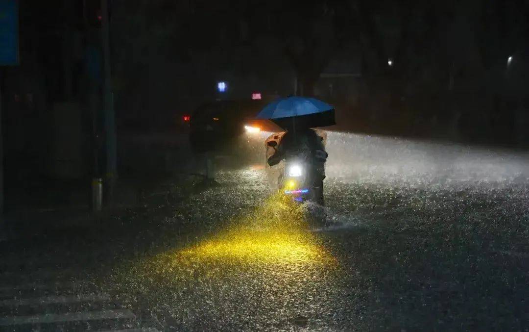 湘中,湘南局地大暴雨,其中明晚至27日为降雨最强时段,明天下午开始