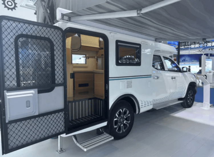 展馆现场,一辆来自大足区菜德机械制造有限公司制造的大型房车也十分