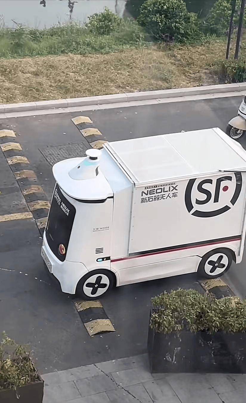 笑不活了!顺丰快递无人车上班"摸鱼"遭举报,路人小哥笑弯了腰