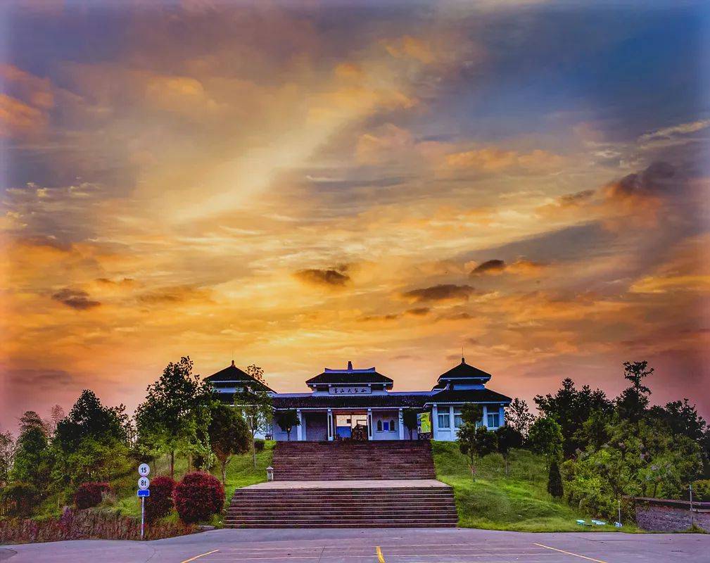 壮美的富山大裂谷见证了无数自然的神奇与壮丽漫步在裂谷的边缘仿佛置