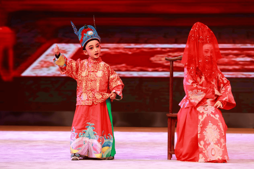 演员信息:盛子桓饰荣鹏程(呆大少爷),李尛菡饰林卦(新娘子)演出介绍