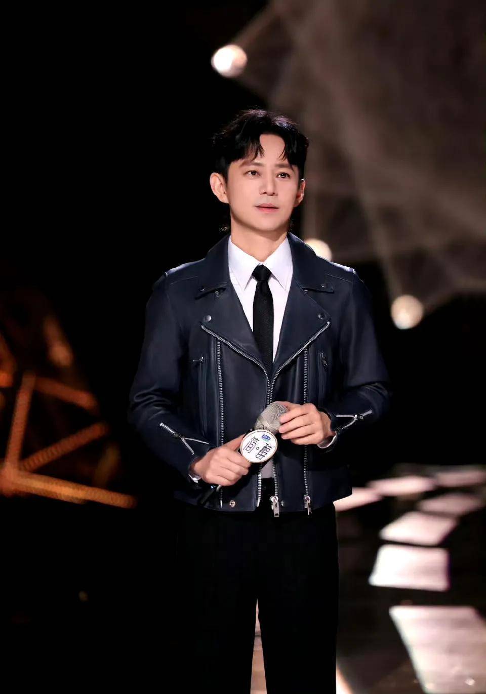 《歌手》直播沈梦辰盯手卡胡海泉尬聊,对比才知道何炅的班不好接