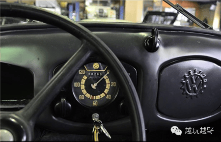 正中间有早期的大众车标,字母vw外侧有一圈纳粹党齿圈,是为了证明它是