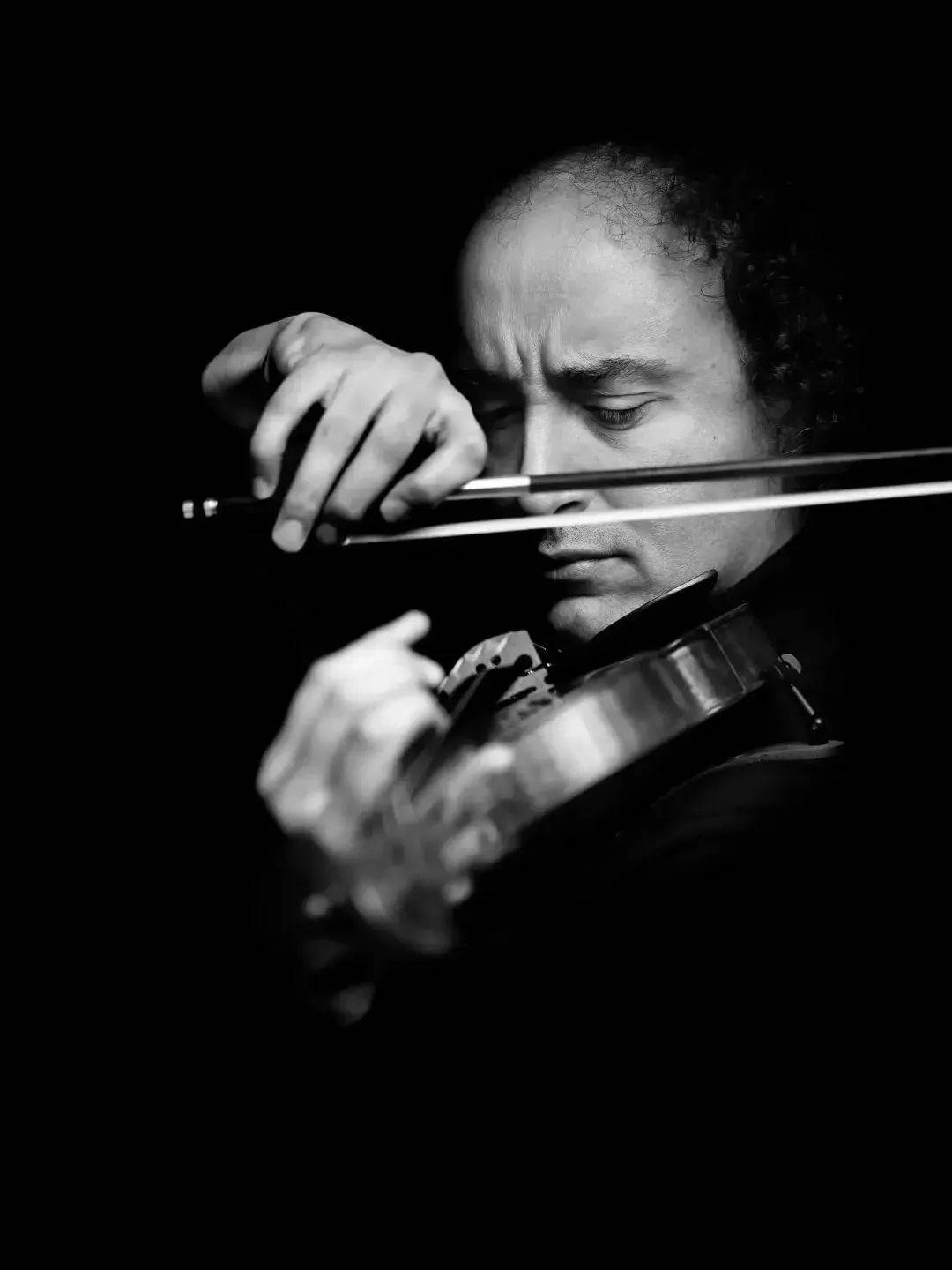 观众从中亦可领略到帕格尼尼所创作的大量小提琴,吉他,中提琴和大提琴