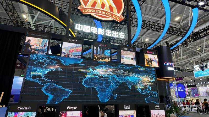 中国电影股份有限公司的展区有一块展板展示了"中国电影走出去"的路径
