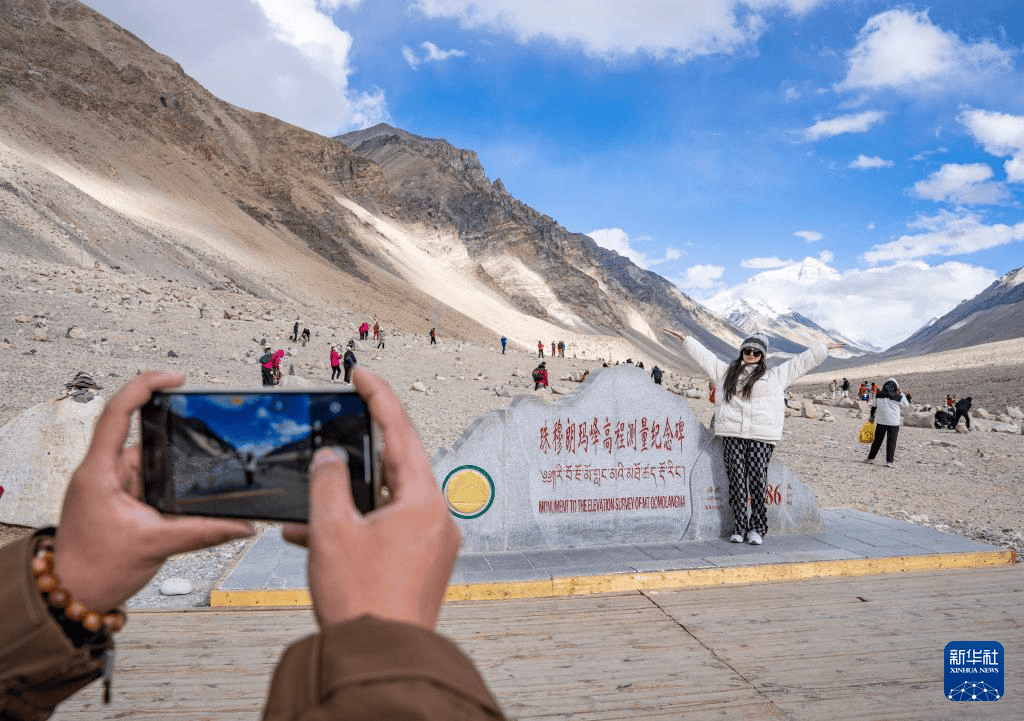 西藏：珠峰美景引客来