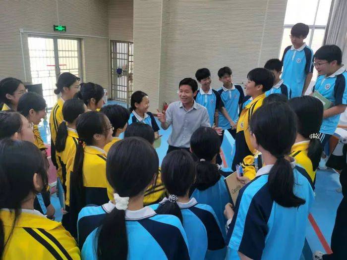 海南作协"百名作家进百校"文学志愿服务活动走进琼中中学——作家蔡