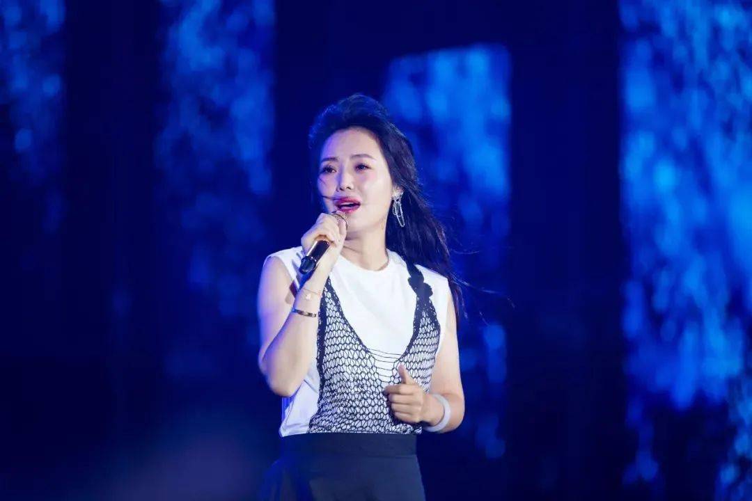 天连着山,云连着海,港城今夜也迎来了美丽的歌手云朵,一曲《爱是你我