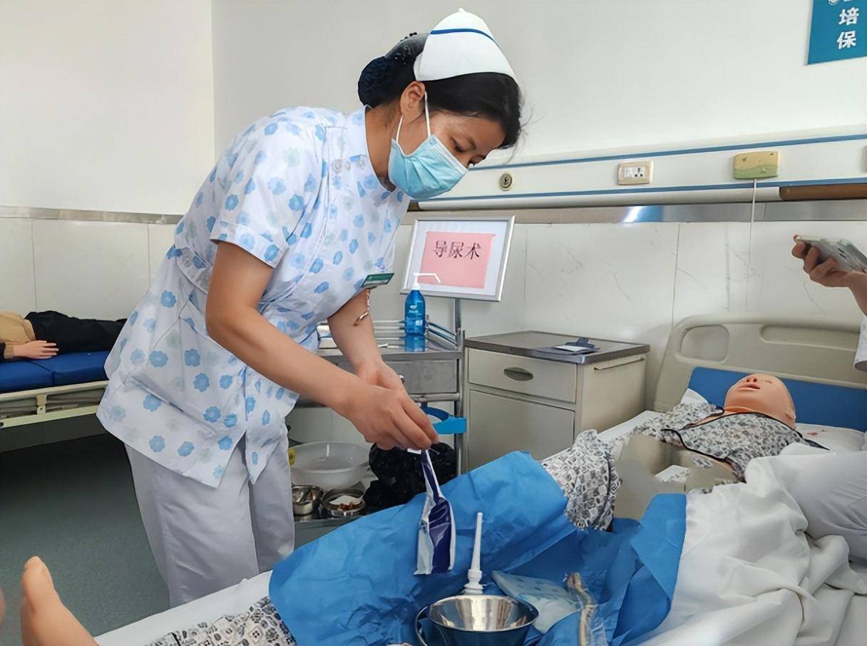 外科护士长朱秀娟 (男,女病员留置导尿术)培训现场气氛活跃,氛围浓厚