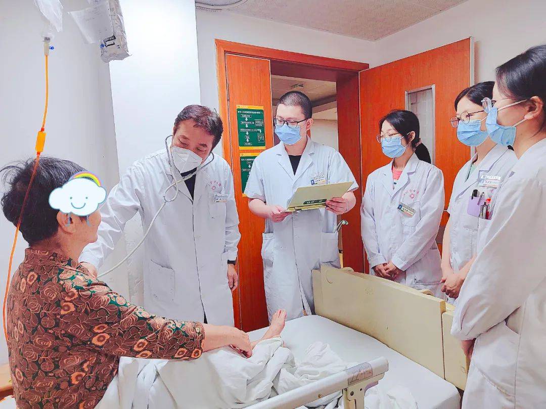 张民医生每日要么不停地致力于在为门诊患者进行辨证诊疗,要么就穿梭