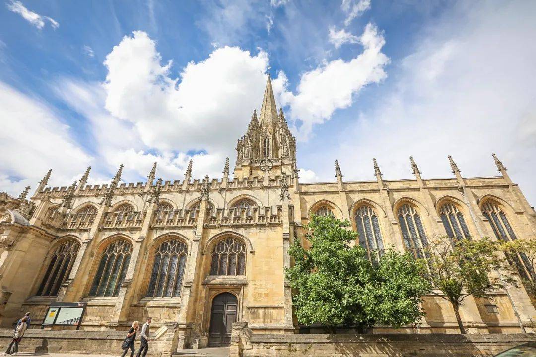 【基督教会学院】(入内约 20 分钟)是英国牛津大学最大的学院之一,它