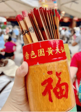 能提示赌马之结果和医治百病当地民众深信供奉于黄大仙香火鼎盛这座