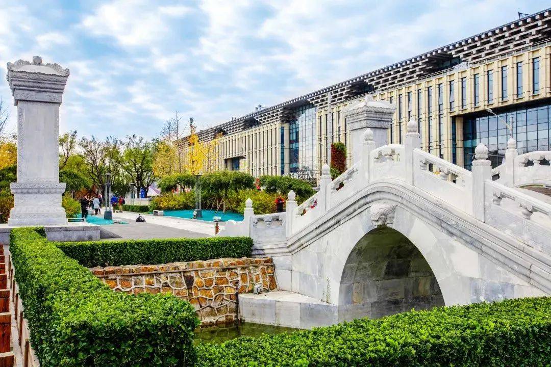 以"琉光戏影"为主题的天桥艺术中心,南望永定门,北靠前门,毗邻天坛