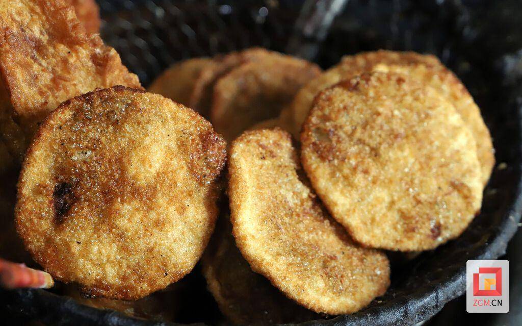 数十年前,牛佛各类美食店从顺河街开始兴起,那是渡河码头所在.