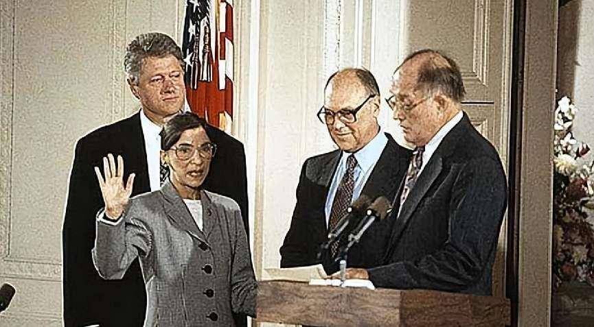 是谁下令轰炸中国大使馆?克林顿在自传中认错,后"元凶"遭暗杀