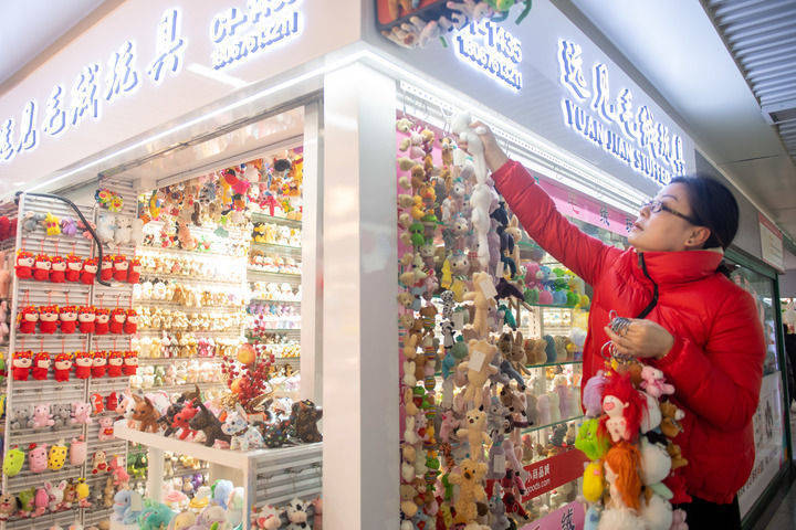 5万个商位,210万种商品的义乌国际商贸城,许多商家一改之前只批发不