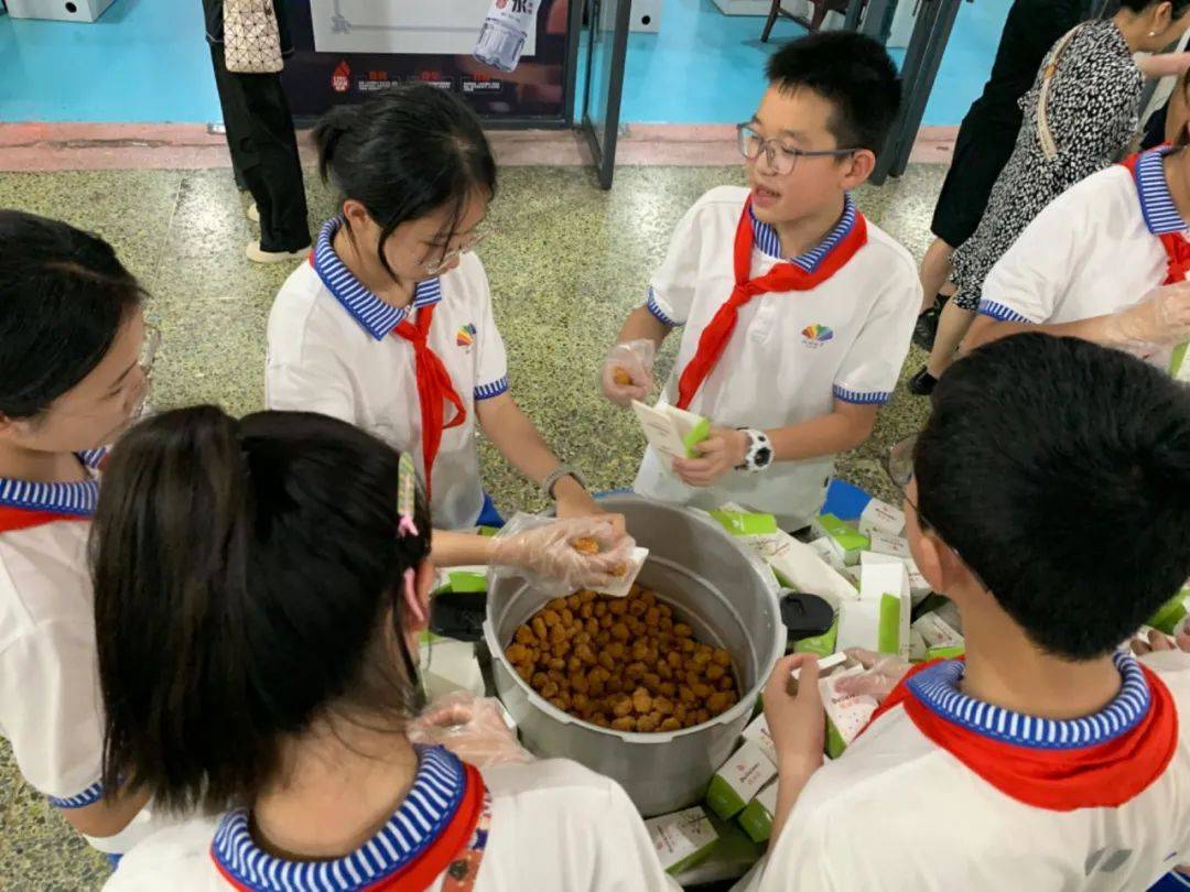 5月24日,爸爸妈妈们化身美食课程老师,和同学们一起参与了一场别开生