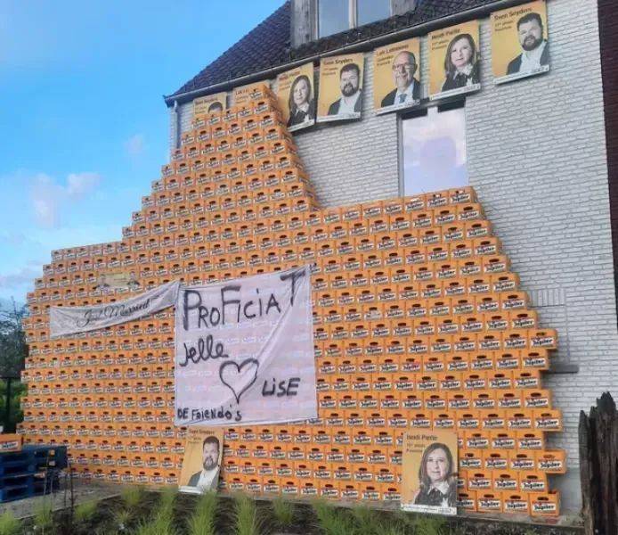 他们简直不敢相信自己的眼睛:朋友在他们家门前堆了一堵由560箱啤酒