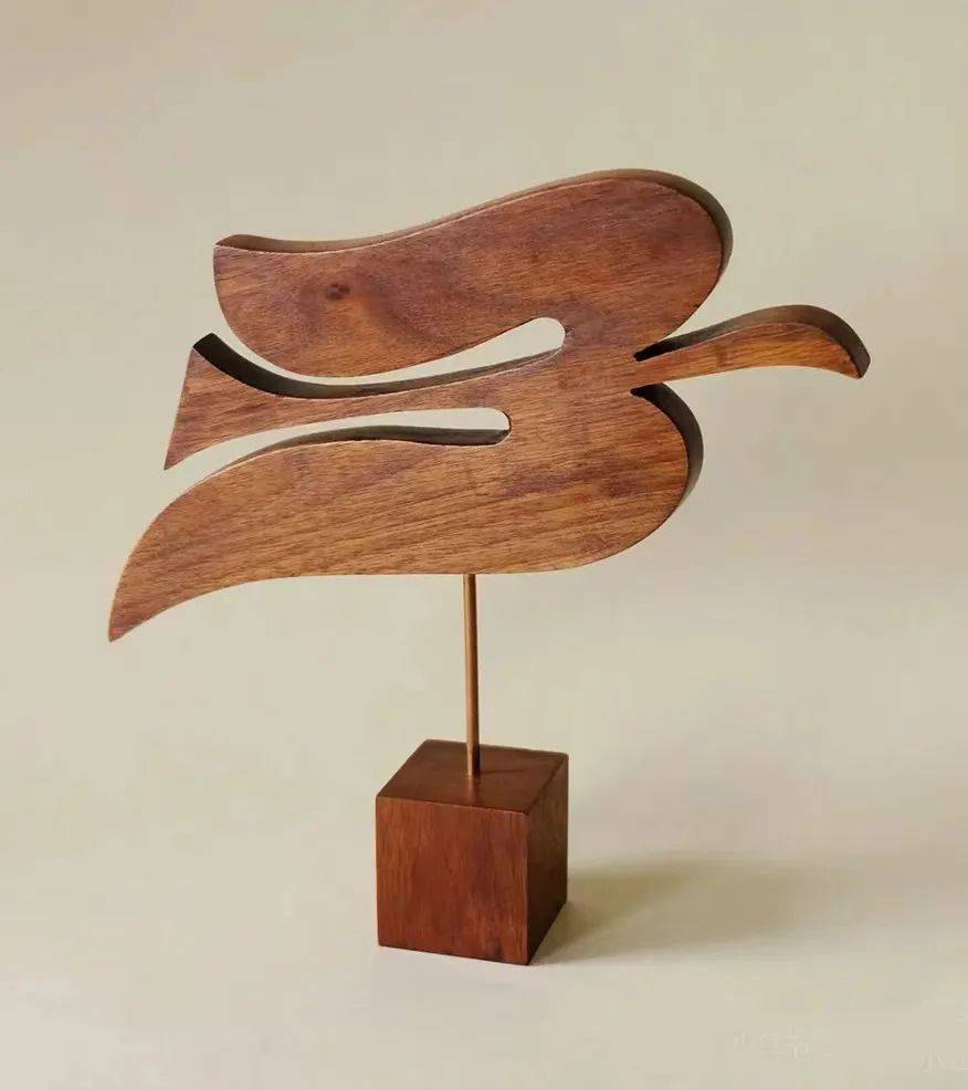 的现代主义鸟类剪裁风格,由柚木和铜制成,描绘了飞行中的抽象鸟,复杂
