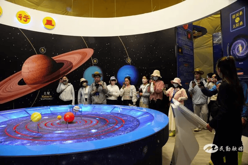 百名达人参观摘星小镇 王珍艳 摄观天文,赏雕塑.