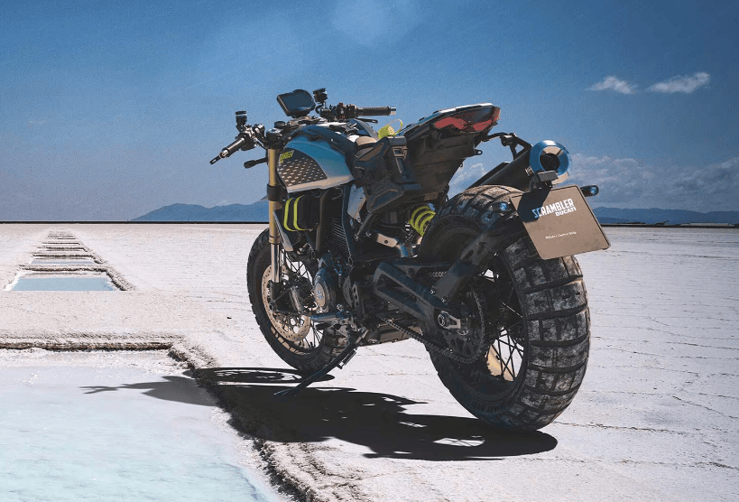 奥迪逆行撞飞摩托逃逸,又回现场抢走撞掉车牌 | 车坛头条