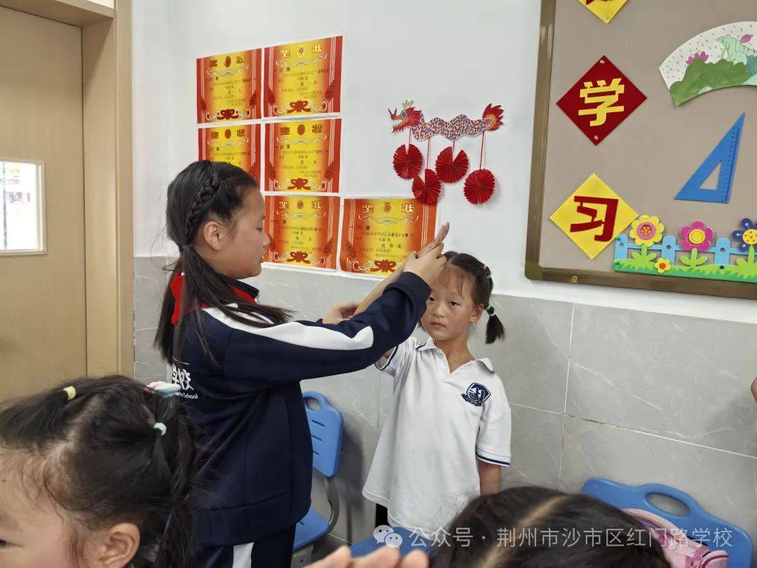 少先队员代表们利用课余时间,走进一年级各班,围绕队前教育知识"六知