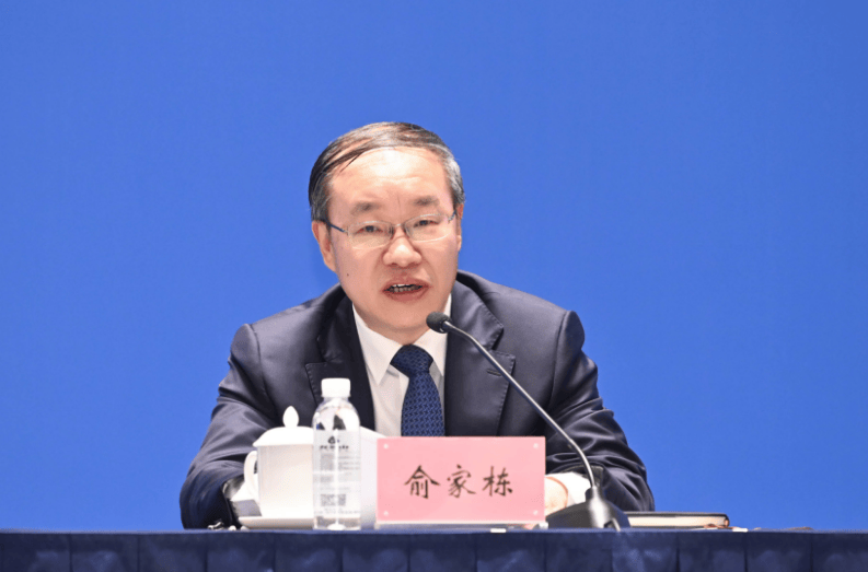 人力资源社会保障部副部长俞家栋表示,经党中央,国务院批准,今年6月24