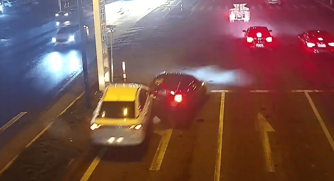 4月30日,三水区发生一起追尾交通事故.