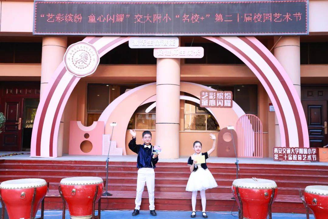 紧接着,蜻蜓合唱团的孩子们带来了精彩的合唱表演,他们以天籁之音演唱