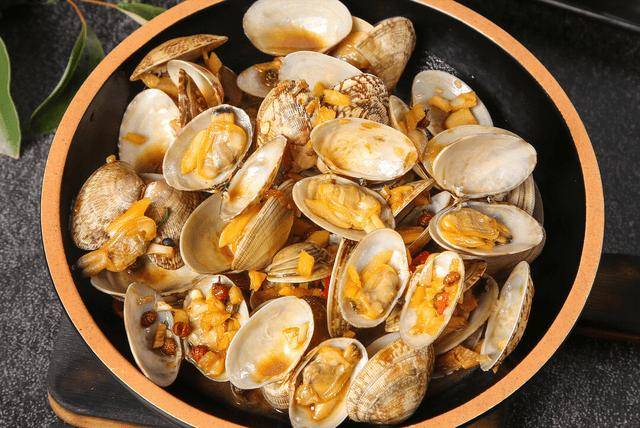 大厨教你一招,花甲鲜美无沙,肉壳不