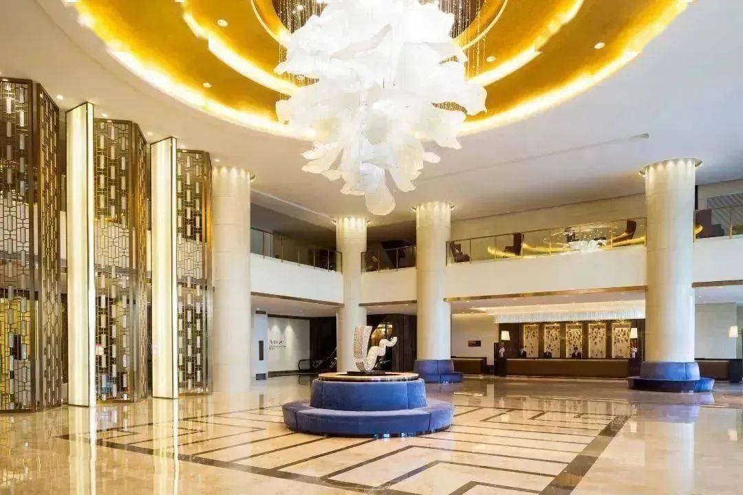 69酒店延续了铂尔曼特色的法式浪漫风情,挑高大堂的水晶吊灯给予人