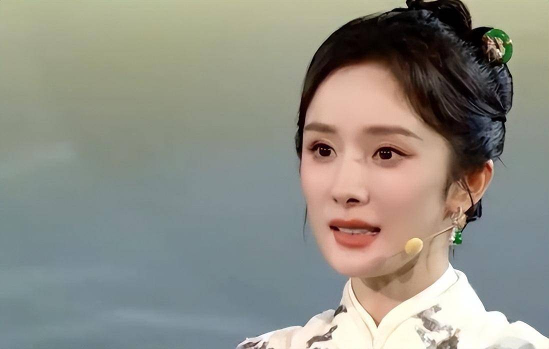 杨幂穿礼服太大胆,李现雷佳音只能目不斜视!