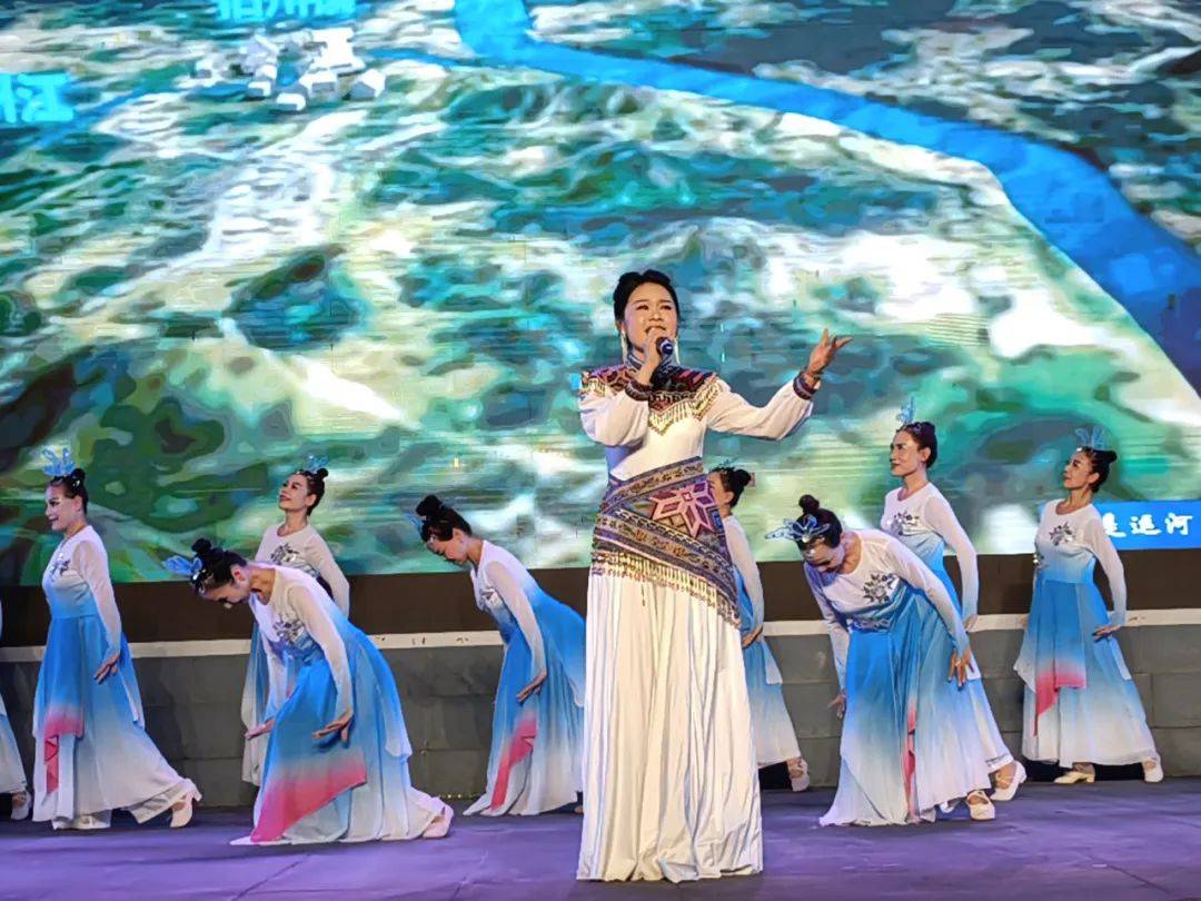 钦州市举办"56123"中国文艺志愿者服务日暨全民艺术普及专场晚会