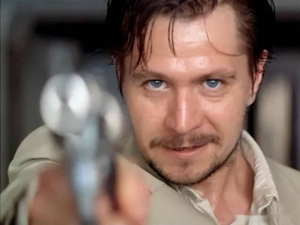 《这个杀手不太冷》:置身黑暗心向光明,守护和陪伴是最强的能量